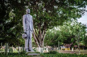 Estátua de Nelson Lorena no Parque Ecológico em Cachoeira Paulista Estátua de Nelson Lorena no Parque Ecológico em Cachoeira Paulista
